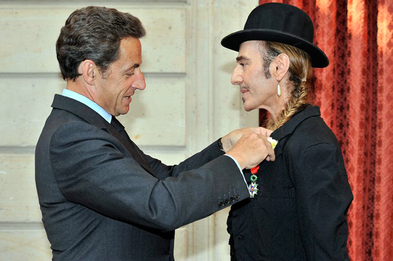 ดีไซเนอร์ John Galliano และประธานาธิบดีฝรั่งเศส