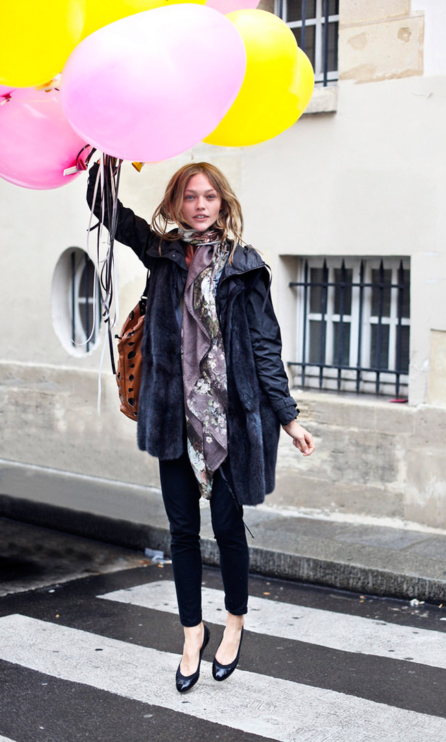 ภาพถ่าย Sasha Pivovarova พร้อมลูกโป่ง