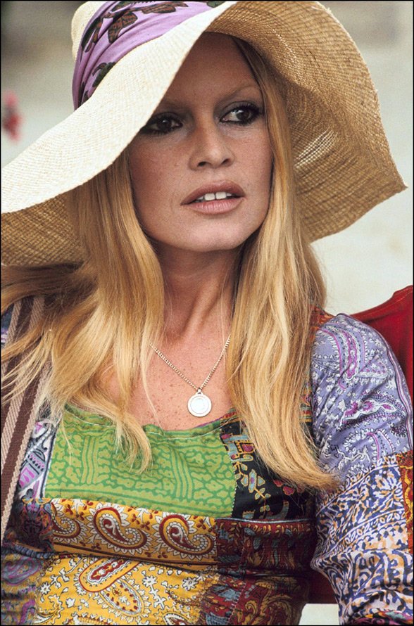 ภาพถ่าย Brigitte Bardot ในหมวก