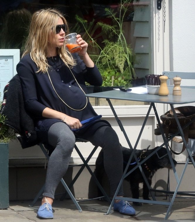 ภาพถ่าย Sienna Miller ที่โต๊ะ