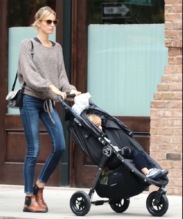 Karolina Kurkova ถ่ายรูปกับลูก