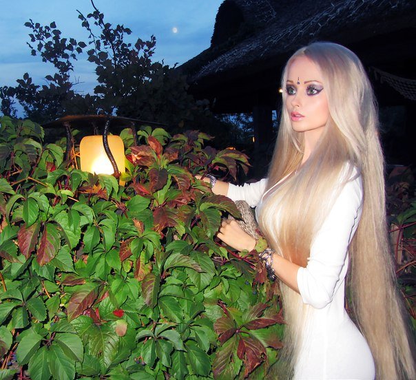 Valeria Lukyanova เป็นศูนย์รวมที่ดีที่สุดของตุ๊กตาบาร์บี้ photo