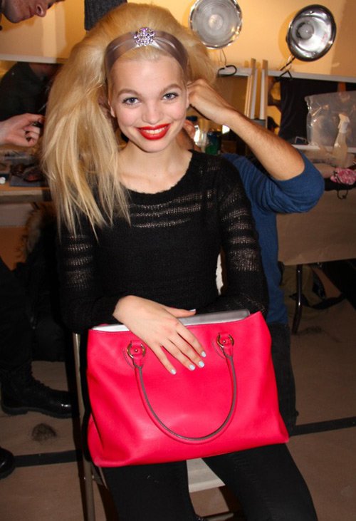 Daphne Groenveld กับกระเป๋าสีแดง