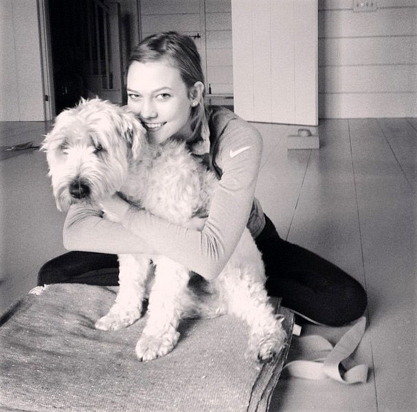 นางแบบชั้นนำ Karlie Kloss ถ่ายรูปกับน้องหมา