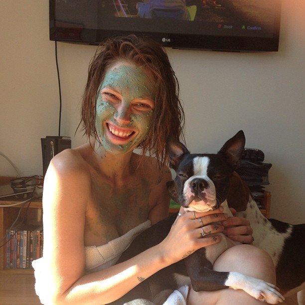 นางแบบชั้นนำ Catherine McNeil ถ่ายรูปกับสุนัข