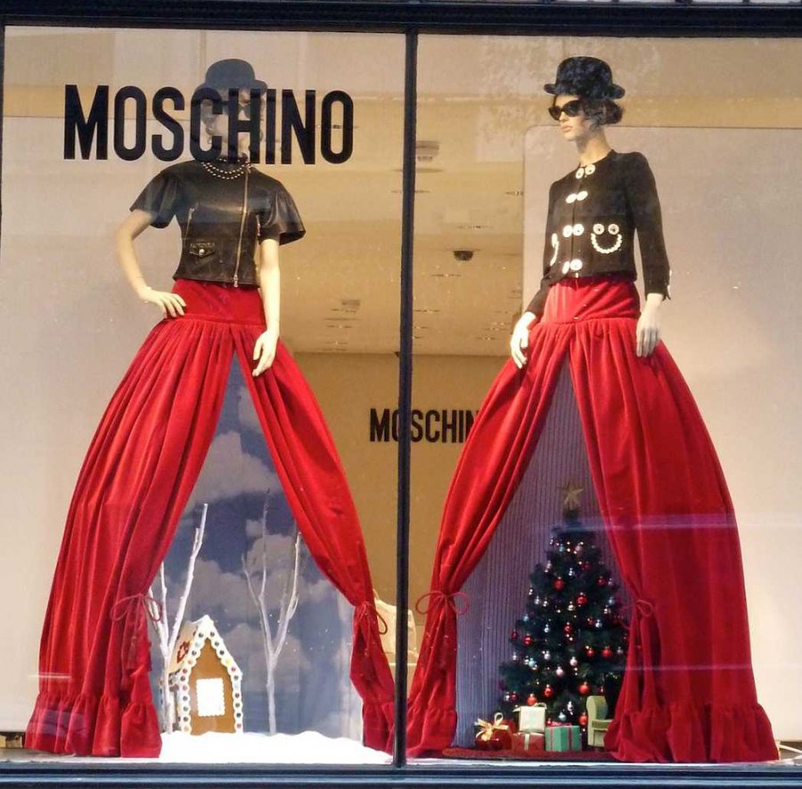 Moschino boutique ตู้โชว์ภาพถ่าย