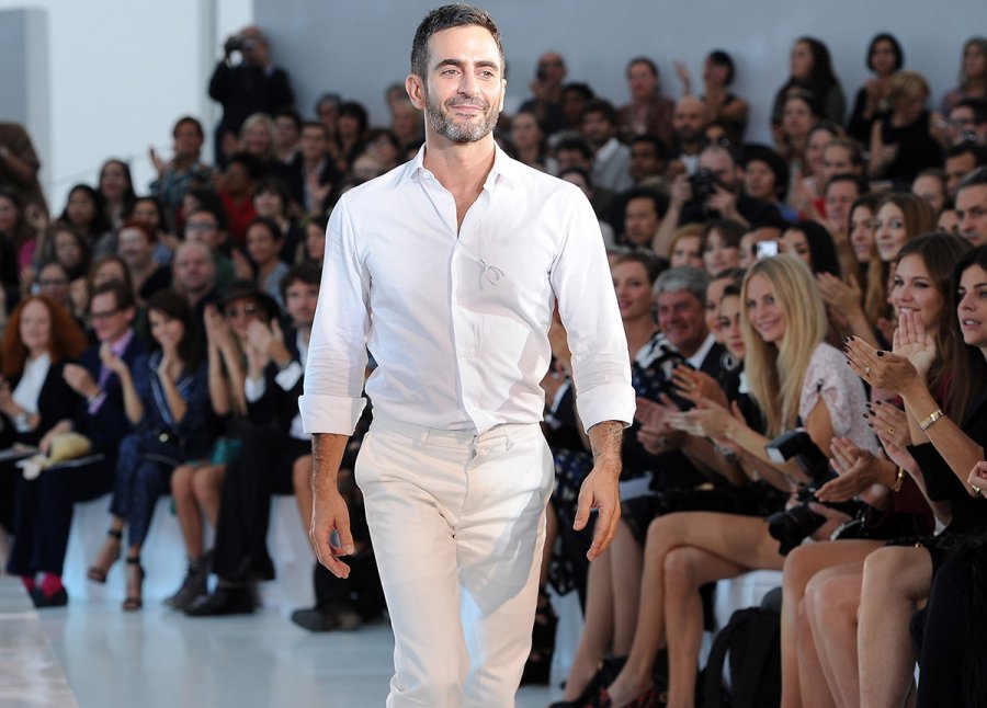 ภาพของ Marc Jacobs ระหว่างโชว์ผลงานของคอลเลกชัน