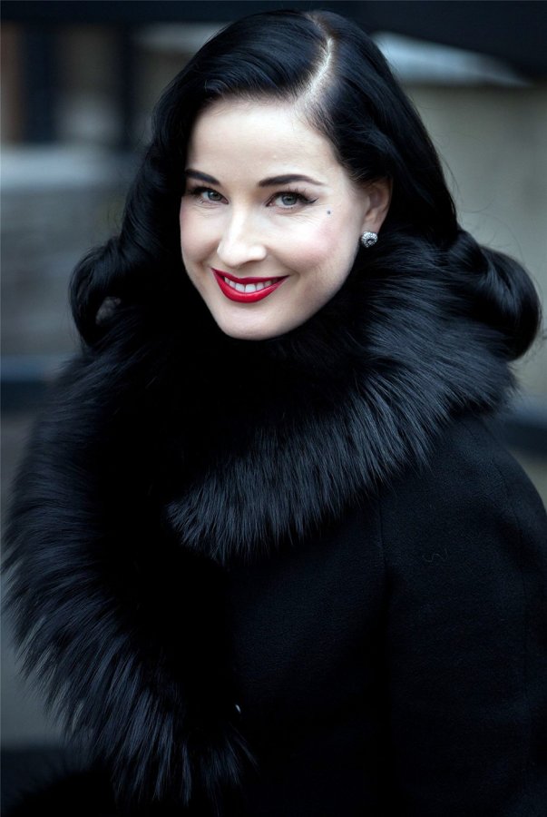 Dita von Teese - ภาพถ่ายแนวตั้ง