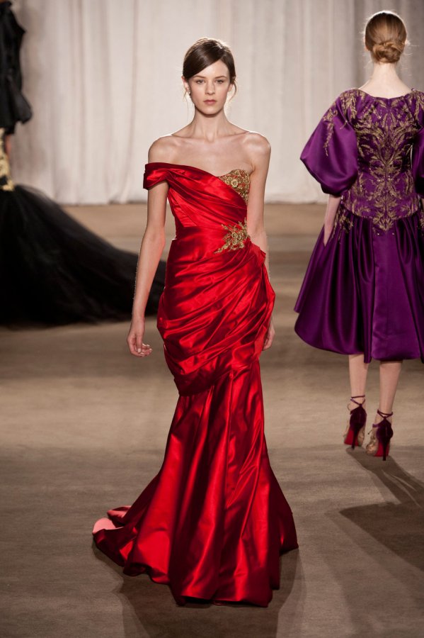 ชุดเดรส Marchesa สีแดง