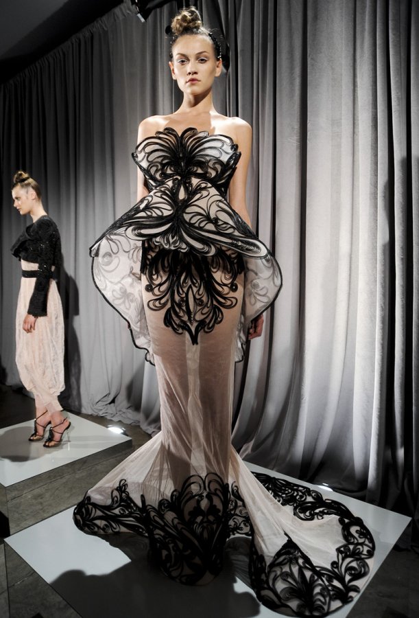 ชุดเดรส Marchesa Art Nouveau