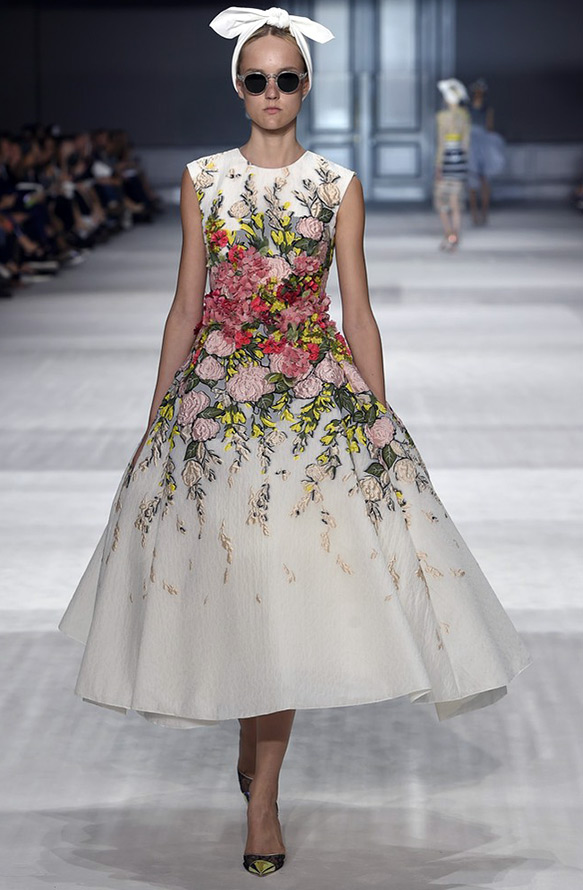 Giambattista Valli ฤดูใบไม้ร่วงฤดูหนาว 2024-2025 ภาพถ่าย