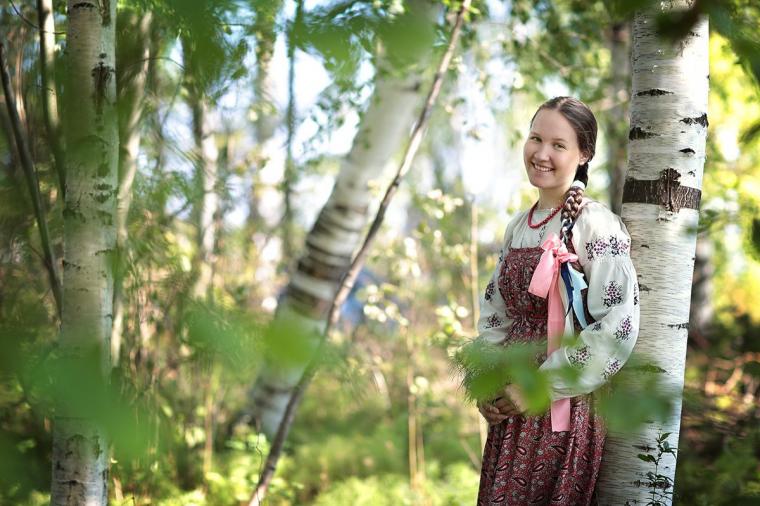 สาวรัสเซียในชุดพื้นเมือง