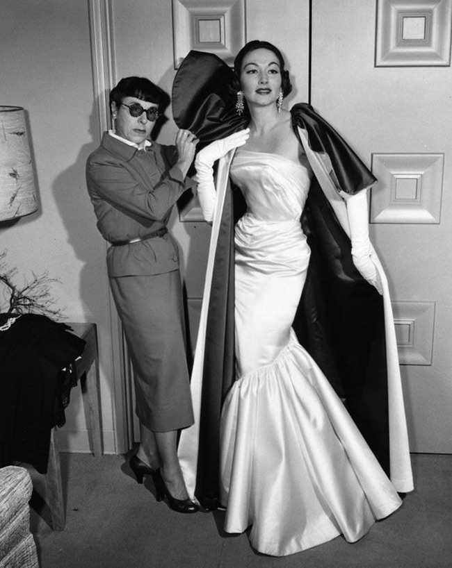 ชุดและชีวประวัติที่ดีที่สุดของ Edith Head