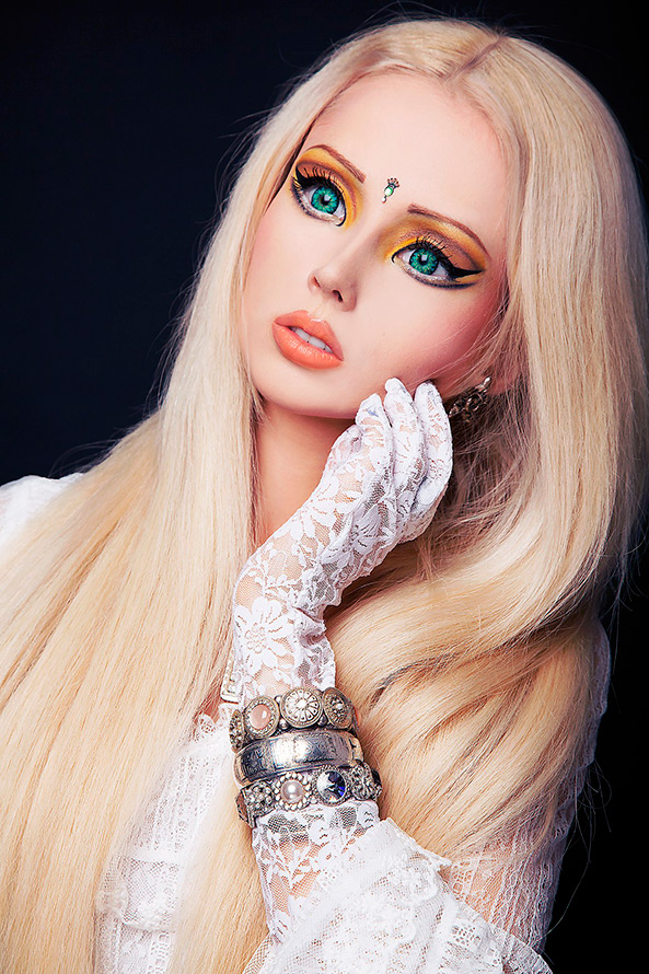 Valeria Lukyanova นำเสนอเพลงแรกของเธอ