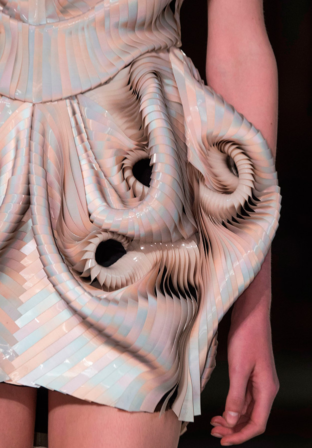 ชุด Iris Van Herpen