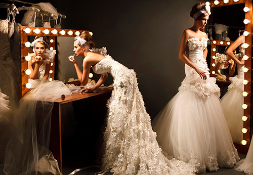 Choosing a chic wedding dress with feathers