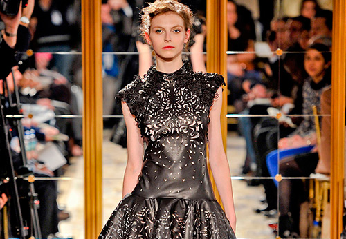 15 ชุดสีดำเจียมเนื้อเจียมตัวจาก Marchesa