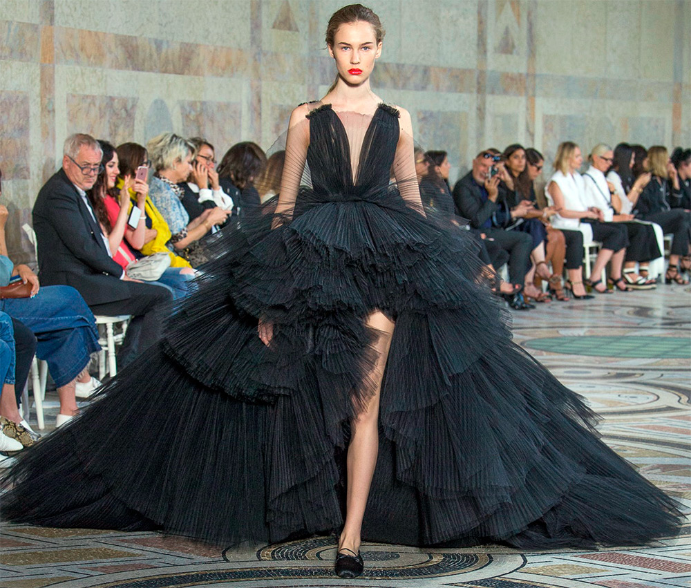 ชุดสีดำ Giambattista Valli