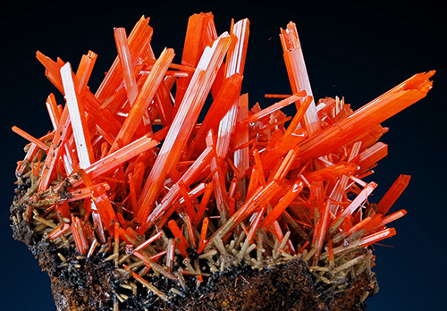 หิน Crocoite และคุณสมบัติมหัศจรรย์ในเครื่องประดับ