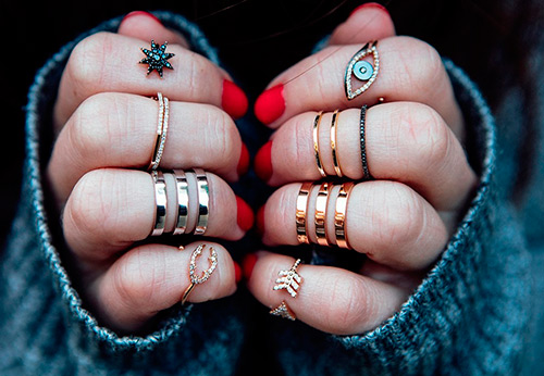 How to wear multiple rings on one finger