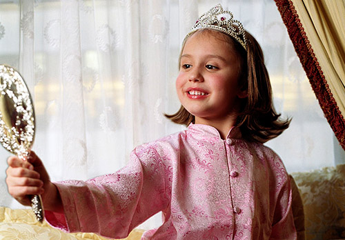 How to choose a tiara or diadem for a girl