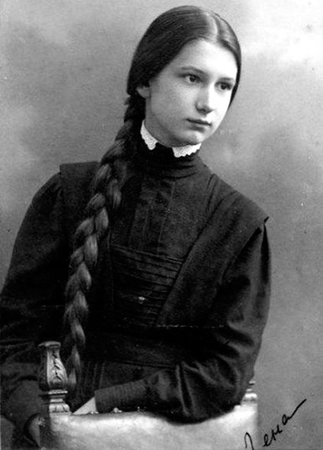 Russian schoolgirls of the early 20th century and school uniforms