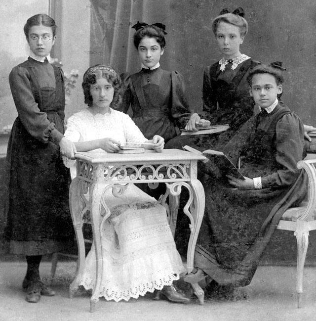 Russian schoolgirls of the early 20th century