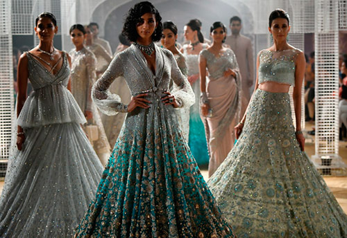 Tarun Tahiliani ชุดอินเดียกับ Sari Elements