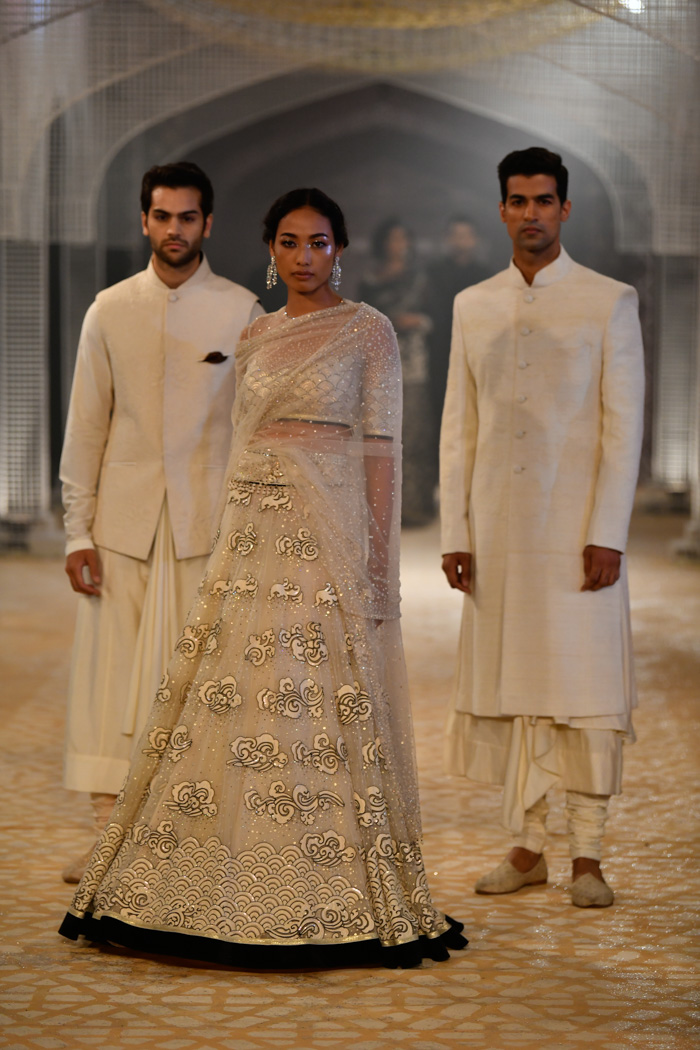 Tarun Tahiliani ชุดอินเดียกับ Sari Elements