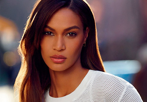 เรื่องราวความสำเร็จของนางแบบชั้นนำ Joan Smalls