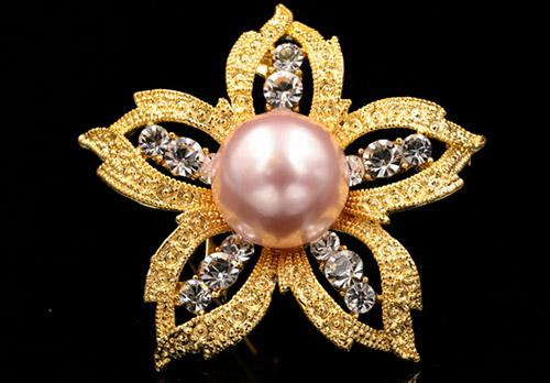 A brooch with pearls is a stylish and practical decoration