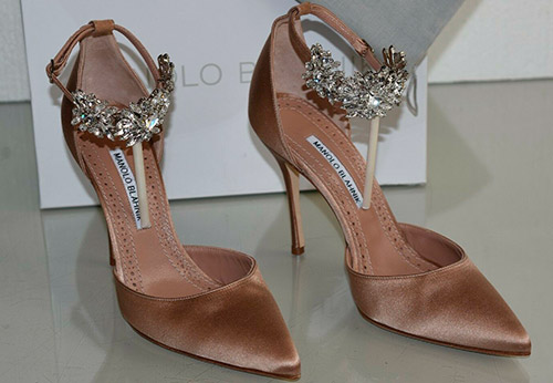 รองเท้า Manolo Blahnik และรองเท้าบูทหุ้มข้อสำหรับปีใหม่