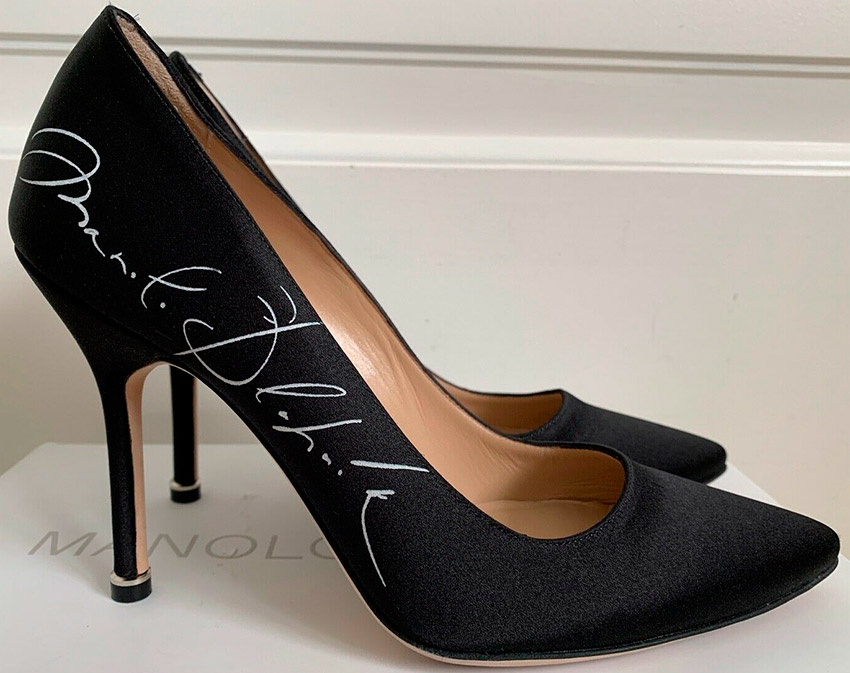 รองเท้า Manolo Blahnik และรองเท้าบูทหุ้มข้อสำหรับปีใหม่