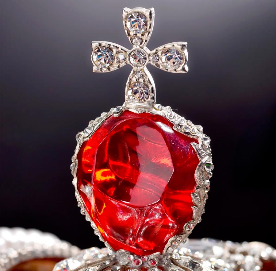 Spinel royal stone: คุณสมบัติและของประดับตกแต่ง