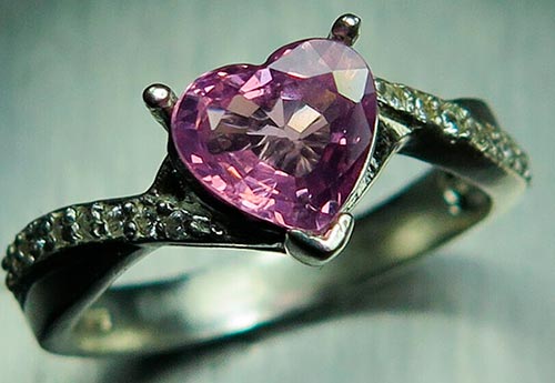 Spinel royal stone: properties and decorations